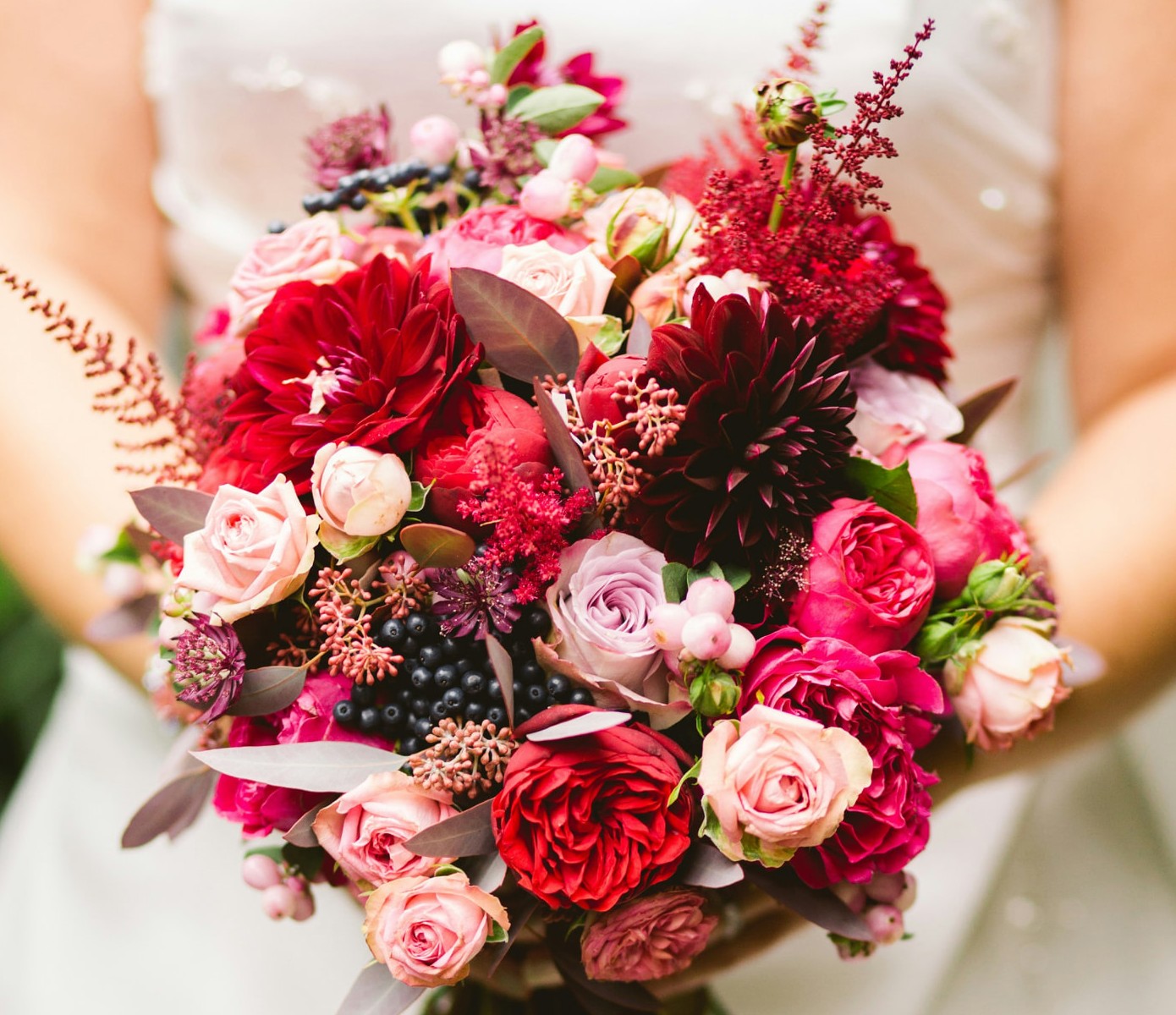 Brautstrauß mit bordeauxroten Dahlien und roséfarbenen Rosen